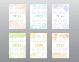 Colección de calendario 2022 2023 2024 2025 2026 2027 con trazos de pincel de acuarela abstracta. la semana comienza el domingo vector