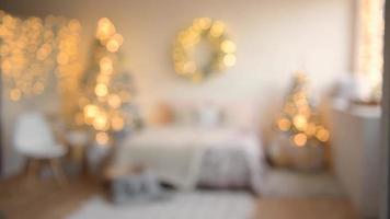 belle chambre décorée avec un arbre de noël avec des cadeaux en dessous video