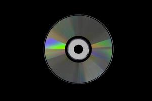 cd o dvd, almacenamiento de datos de tecnología de la información. grabación de música y películas. lado holográfico del disco compacto. un disco compacto aislado sobre fondo negro. foto