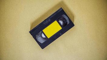 un cassette de audio antiguo tiene una etiqueta amarilla. cosas para grabar y almacenar datos en un formato de sonido. un medio de la vieja escuela con fines de entretenimiento. foto