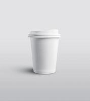 Composición de la configuración de la taza de papel de café para el fondo blanco. foto