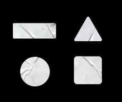 una variedad de formas de pegatinas pegadas en blanco para maquetas de diseño.