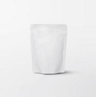 Vista frontal de un paquete de bolsa stand up doy pack para café, bocadillos, papas fritas, especias, etc. Bolsa de vacío de etiqueta blanca en blanco para la marca de empaquetado de productos. foto