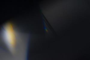 efecto de fuga de luz de cristal para superposición de fotos. prisma lente llamarada bokeh abstracto con resplandor, luces coloridas y mágicas sobre fondo negro. foto