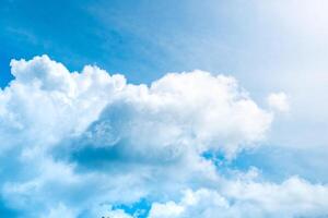 hermosas manchas de nubes en el cielo. fondos de naturaleza para diseño, presentaciones, fondos de pantalla, etc.Fotografía de paisajes con tema de nubes foto