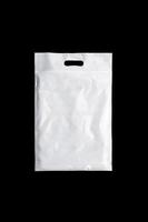 Bolsa de plástico blanca en blanco aislada sobre fondo negro para una vista previa del diseño de la maqueta foto
