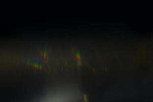 efecto de fuga de luz de cristal para superposición de fotos. prisma lente llamarada bokeh abstracto con resplandor, luces coloridas y mágicas sobre fondo negro. foto
