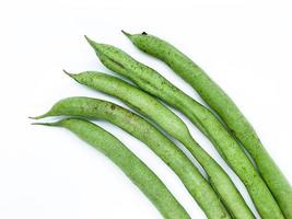 judías verdes aisladas sobre fondo blanco. frijoles largos frescos para una cocción versátil. una verdura verde que puede ser una cocina sabrosa después de cocida. foto