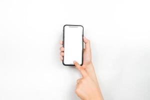 sosteniendo un teléfono inteligente con las dos manos como si estuviera escribiendo un chat. un teléfono inteligente con una pantalla blanca en blanco que se utiliza para maquetas publicitarias.