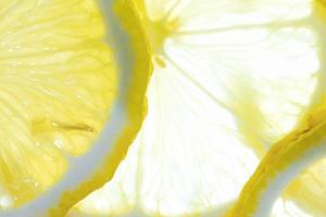 Fondo de rodajas de limón fresco. colección de fondos de patrón de frutas y verduras. fondo amarillo natural en fotograma completo. un primer plano de la textura del limón. foto