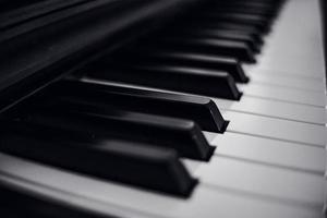 los tuts del teclado en blanco y negro se dispararon desde la vista lateral. uno de los instrumentos que apoyan la armonía musical. foto