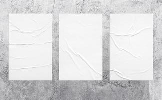 tres papeles pegados verticales en la pared gris envejecida. La superficie de textura arrugada se puede utilizar para carteles de maquetas, campañas, promociones en el tema de la calle. Ilustración de textura 3d lamentable realista.