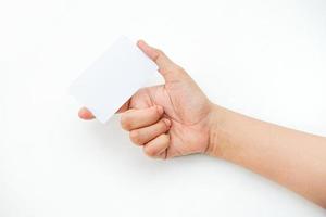 mano sostiene un espacio en blanco vacío sobre un fondo blanco. una maqueta de tarjeta que es adecuada para el uso de maquetas de identidad o negocios. foto