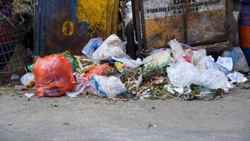 el montón de basura al costado de la calle. en lugar de ponerlo en el recipiente, la gente simplemente lo dejó hecho un desastre. foto