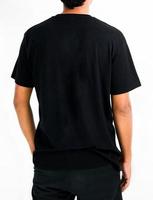 maqueta de camiseta en color negro. un hombre con una camiseta para un catálogo de ropa de maqueta. gráfico de maqueta de la vista frontal. foto