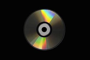 cd o dvd, almacenamiento de datos de tecnología de la información. grabación de música y películas. lado holográfico del disco compacto. un disco compacto aislado sobre fondo negro. foto