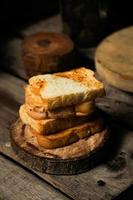 un montón de pan blanco tostado en la paleta de madera. una foto del desayuno occidental adecuado para publicidad o presentación.