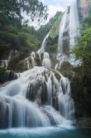 Cascada de Erawan séptimo piso con agua que fluye en la selva tropical en el parque nacional foto