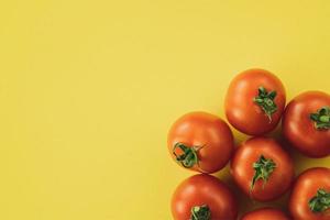 Fondo de tomate, fondo de alimentos, fondo de frutas y verduras con espacio para copiar texto, ingredientes de alimentos frescos para cocinar, vista superior con espacio de copia, banner publicitario de alimentos foto