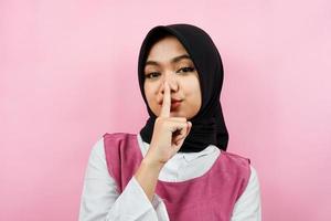 Primer plano de una joven y bella mujer musulmana shh, prohibido hablar, por favor, cállate, aislado