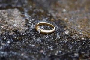 anillo de bodas, símbolo del amor y el matrimonio. anillos de boda macro creativa y fotografía de cerca. foto