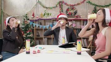 équipe de collègues de travail du bonheur célébrant, levant des verres et joyeux tout en se réunissant au bureau avant les vacances de l'entreprise, décorée pour le festival de noël et la fête du nouvel an. video