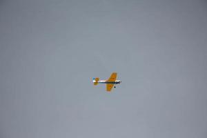 aviones con hélices están volando en el cielo del país, en israel