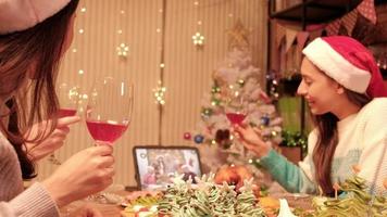 família conversou e festejou alegremente via webcam de internet por tablet durante feriados de festivais de natal e refeição de ano novo, alegres, gostavam de comer em sala de jantar decoração especial para uma festa.