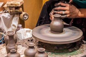 un alfarero esculpe una vasija. foto