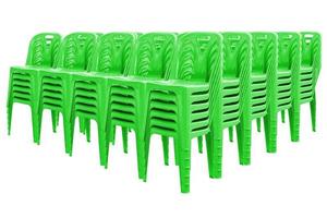sillas de plastico verde aisladas foto