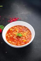 minestrone rojo tmato sopa frijoles y verduras dieta ceto o paleo foto