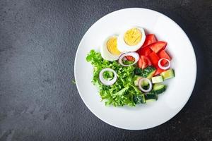 ensalada de huevos, verdura, pepino, tomate, lechuga, verdura foto