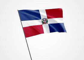 República Dominicana volando alto en el fondo aislado. 27 de febrero día de la independencia de república dominicana. Ilustración 3d colección de la bandera nacional mundial foto