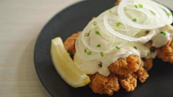pollo con cebolla de nieve o pollo frito con salsa cremosa de cebolla con limón al estilo coreano - estilo de comida coreana video