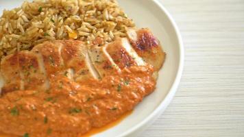 gegrilltes Hühnersteak mit roter Currysauce und Reis - muslimische Küche