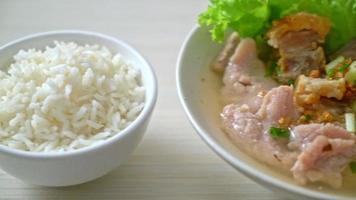 Tazón de sopa de gelatina de cerdo y sangre con arroz - estilo asiático video