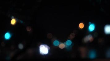 Vista borrosa de la noche lluviosa en cámara lenta del movimiento de los limpiaparabrisas desde el interior de un coche video