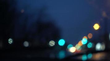 Resumen borrosa vista nocturna lluviosa desde el interior de un automóvil de movimiento de limpiaparabrisas video