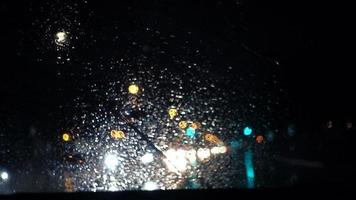 vista notturna di pioggia al rallentatore dall'interno di un'auto video
