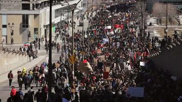 disturbios en las calles de montreal para contrarrestar las medidas de austeridad económica. video