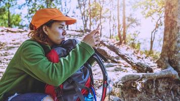 fotografo mujeres asiáticas viajando fotografia naturaleza. viaje relajarse en el paseo de vacaciones en el bosque. tailandia foto