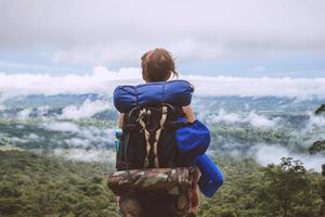 las mujeres asiáticas viajan relajarse en las vacaciones. de pie en la montaña. tailandia foto