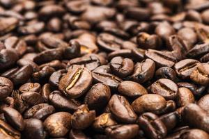 Fondo de granos de café tostados. de cerca. foto