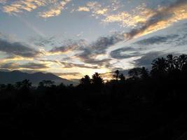 puesta de sol con cielo nublado foto