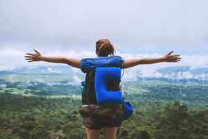 las mujeres asiáticas viajan relajarse en las vacaciones. de pie en la montaña. tailandia foto