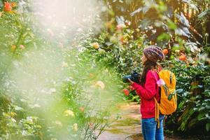 viajar naturaleza relajarse en las vacaciones. tomando fotografías rosas multicolores en el jardín de rosas en doi inthanon chiangmai. foto