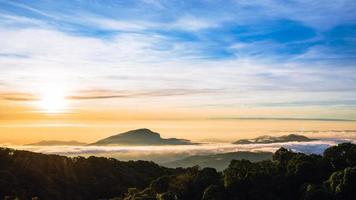 el fondo de la naturaleza con niebla en la montaña. en el tiempo lluvioso en el campo. invierno foto