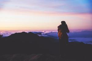 la joven viaja para tomar fotografías de la niebla del mar en la montaña. viajar relajarse. campo toque natural. en chiangmai inthailand foto