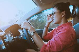 las mujeres asiáticas viajan relajarse en las vacaciones. andar en coche foto