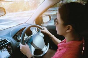 las mujeres asiáticas viajan relajarse en las vacaciones. andar en coche foto